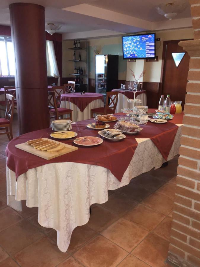 Albergo "Da Gigi" Celano Esterno foto